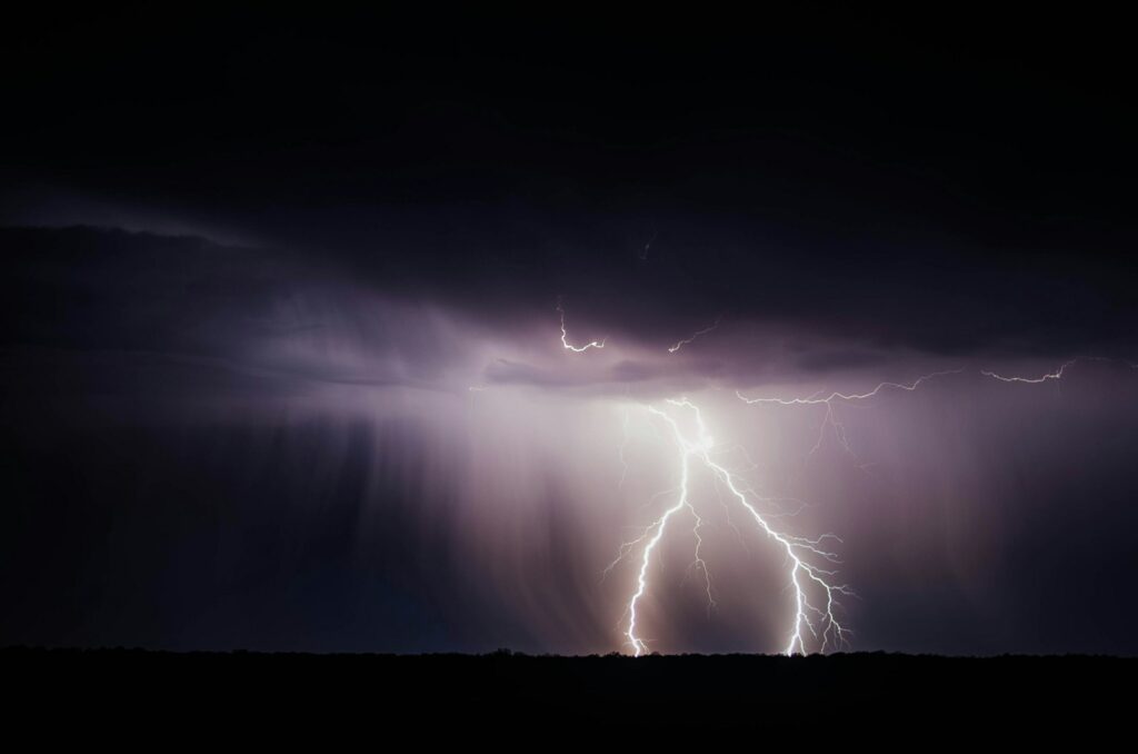 Blitzeinschlag bei Nacht