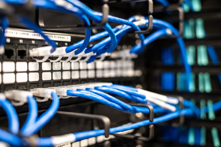 Ein Bild von einer Netzwerkverkabelung im Rack