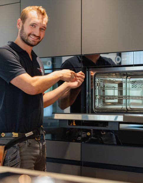 Ein Bild eines Mitarbeiters der Elektrotech Grab AG während der Arbeit