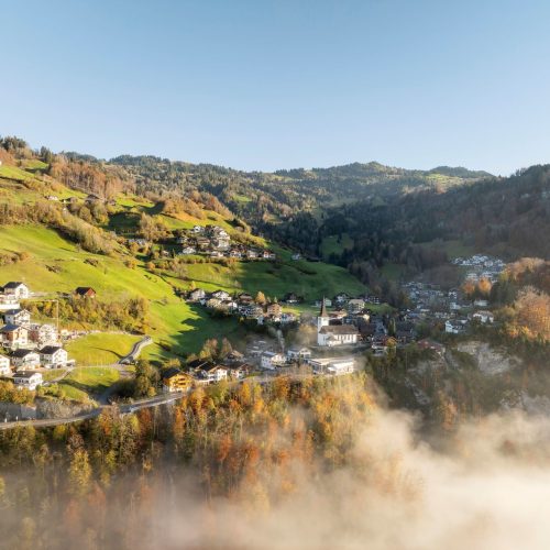 Ein Bild von Illgau im Herbst mit Nebel und herrlichem Sonnenschein