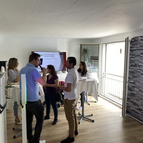 Besucher am Tag der offenen Tür(en) im Büro der CRYPE Solutions GmbH