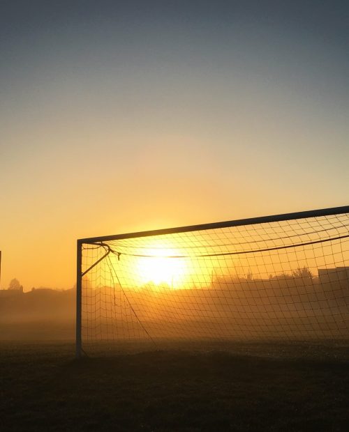 Bild von einem Fussballtor beim Sonnenuntergang